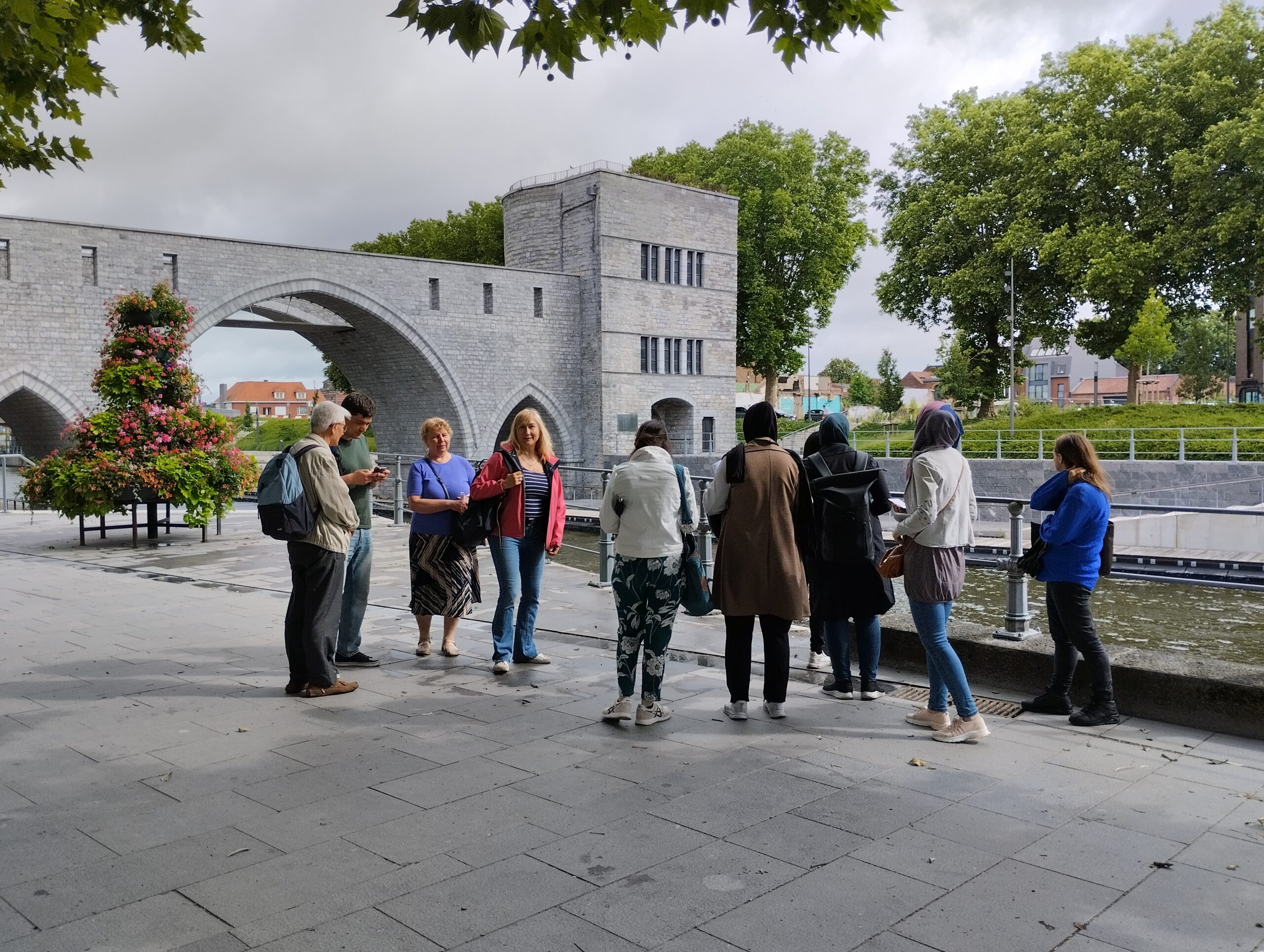 Groupe de personnes en visite à Tournai dans le cadre d'une formation en français langue étrangère et citoyenneté