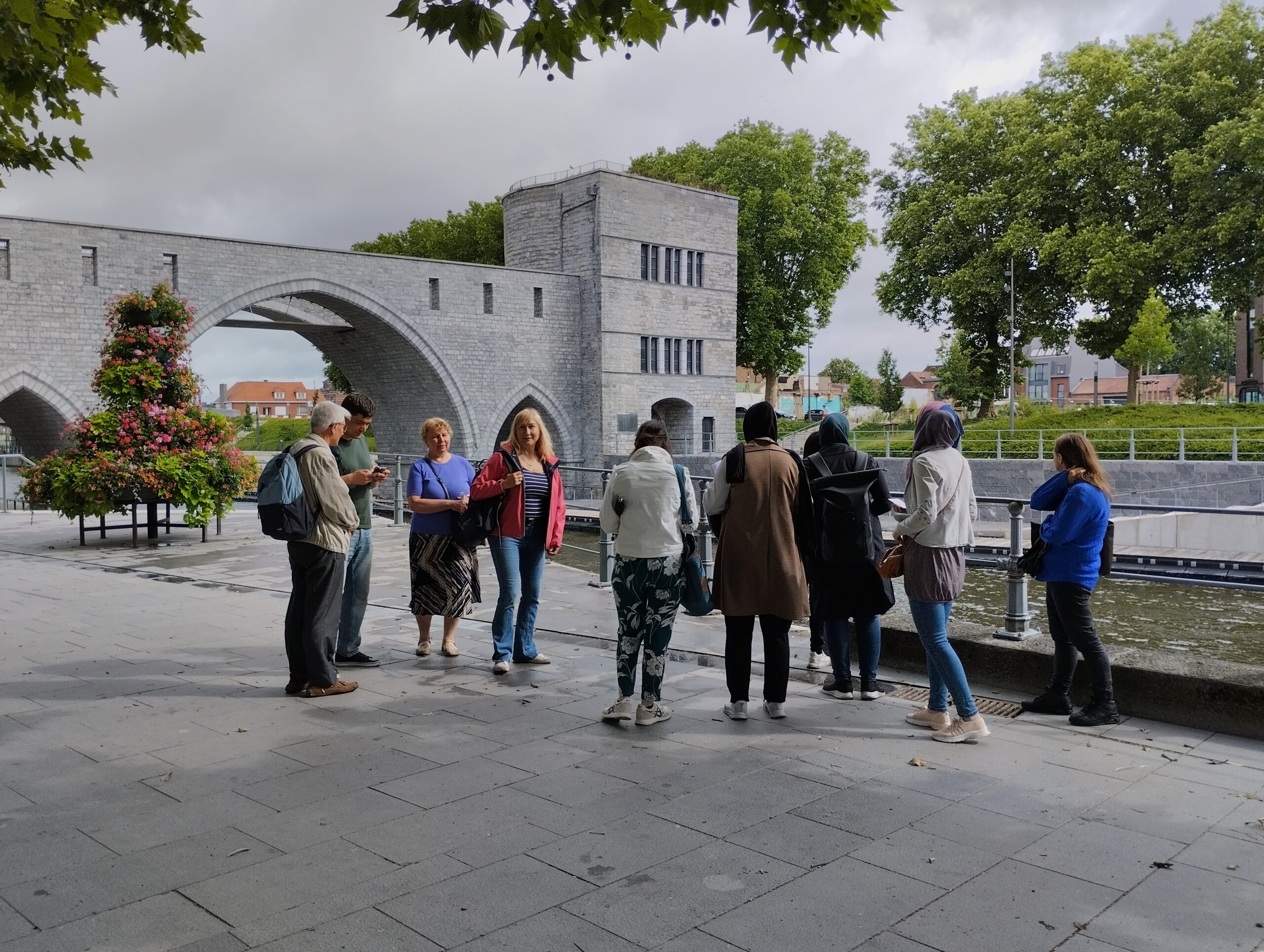 Groupe de personnes en visite à Tournai dans le cadre d'une formation en français langue étrangère et citoyenneté